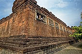 Angkor - Banteay Samre, laterite wall of the second enclosure.